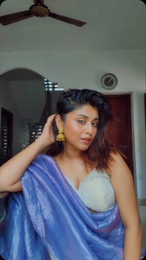 Shruthy Sathyan Instagram - Another one from my playlist ✨
Wore this saree yesterday, really loved it .. so planned to make a video for you all✨😅

Earrings @_kammal__