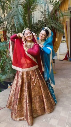 Shruti Ulfat Instagram - Rishton mein rang bahut hain jinse hum apne ko rangte hain… dosti ka rang …zindabaad ! Have found a beautiful friend who is pure and warm and true … inside out. Apni dosti ke liye  thank u Preeto @preetipurichoudhary 
.
.
.
#preetipurichoudhary #shrutipanwar #dost #frindship #actors #yrkkh #kajal_yrkkh #vidya_yrkkh #❤️🌻