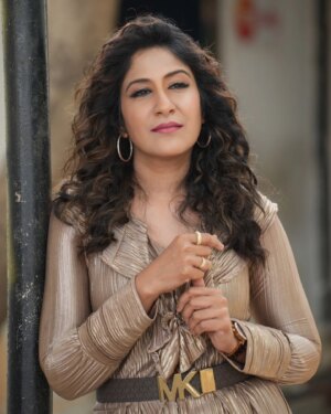 Shweta Mohan Instagram - Hey .. Happy Valentine's Day 🥰🎶🩷

P.C - @mukund__xx @storiesbysidhu 
Makeup - Annie @peethumull 
Hair stylist - @venki_hairstylist 
Outfit - @sidneysladen