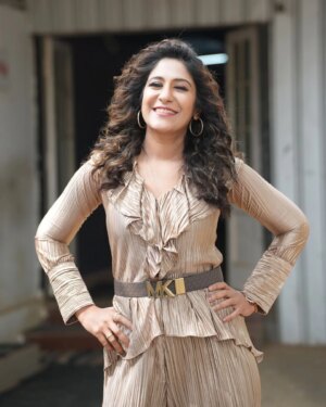 Shweta Mohan Instagram - Hey .. Happy Valentine's Day 🥰🎶🩷

P.C - @mukund__xx @storiesbysidhu 
Makeup - Annie @peethumull 
Hair stylist - @venki_hairstylist 
Outfit - @sidneysladen