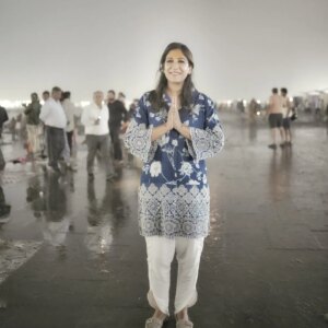 Shweta Mohan Instagram - Had an incredible experience at the #Mahakumbh ... I feel truly blessed to be have been able to make it to the Triveni Sangam and to have performed there 🙏 
Returning home with a sense of pride for our culture and history... The "vibe" was above religion, it felt like a synergy of our inner being with the expanse of the universe ...
Indeed, a once-in-a-lifetime experience !
A special salute to the @ministryofculturegoi , the @upgovt for  their mammoth efforts in making this event as friendly to the common man as possible.

#Prayagraj #kumbhmela @ministryofculturegoi