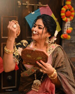 Shweta Shinde Instagram - तुमच्या स्वप्नांना पतंगाप्रमाणेच भरारी मिळू दे,
शांत, समाधान आणि प्रेमपूर्वक आयुष्य तुम्हाला लाभू दे, हीच सदीच्छा, 
मकर संक्रांतीच्या खूप खूप शुभेच्छा..!🪁✨

MUA @poojakaramunge_makeupartist & @kanchantokalwad_makeupartist 
Jewellery @rashmi_jewellers 
Photo by @kuldip1985 
Outfit by @nakshi.anjali 

#makarsankranti #makarsankrant #makarsankrantispecial #makrsankranti2025