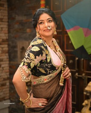 Shweta Shinde Instagram - तुमच्या स्वप्नांना पतंगाप्रमाणेच भरारी मिळू दे,
शांत, समाधान आणि प्रेमपूर्वक आयुष्य तुम्हाला लाभू दे, हीच सदीच्छा, 
मकर संक्रांतीच्या खूप खूप शुभेच्छा..!🪁✨

MUA @poojakaramunge_makeupartist & @kanchantokalwad_makeupartist 
Jewellery @rashmi_jewellers 
Photo by @kuldip1985 
Outfit by @nakshi.anjali 

#makarsankranti #makarsankrant #makarsankrantispecial #makrsankranti2025