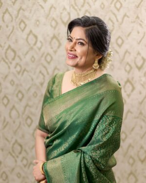 Shweta Shinde Instagram - २५ वर्ष अभिमानाची..!
१९९९ साली ‘अल्फा सिने न्यूज’ नामक नॉन फिक्शन शोची अँकर म्हणून हा प्रवास सुरू झाला. ‘वादळवाट’, ‘अवघाची हा संसार’ या अनेक मालिकांनीअभिनेत्री म्हणून ओळख मिळवून दिली. आणि अभिनेत्री ते निर्माती हा प्रवास देखील झी नेच घडवला… झी मराठीच्या ह्या २५ वर्षांच्या साक्षीने मी देखील माझ्या कारकिर्दीची २५ वर्ष पूर्ण करत आहे आणि याचा मला सार्थ अभिमान आहे. 

Cheers to 25 years and countless adventures ahead! 🍾✨

Jewellery: @csjewelsofficial 
PC : @storyart_by_hj 
MUA : @tanvimakeupandhair