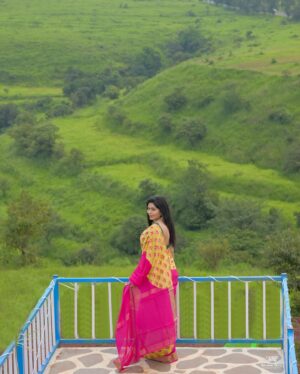 Shweta Shinde Instagram - 💕

Day 8
Colur -  Pink 

Makeup by : @sajjanadutal_official @vinuda_makeover 
Asist by : @_unique_girl_1008 

Click by : @frames_by_candid_katha  @just_amar717 

Location : @photowadi_studio_satara 

Jewellery : @rutvi_cosmetic_and_imitation 

#trending #navratr #festival #actress #zeemarathi #instagood #instagram