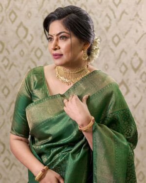 Shweta Shinde Instagram - २५ वर्ष अभिमानाची..!
१९९९ साली ‘अल्फा सिने न्यूज’ नामक नॉन फिक्शन शोची अँकर म्हणून हा प्रवास सुरू झाला. ‘वादळवाट’, ‘अवघाची हा संसार’ या अनेक मालिकांनीअभिनेत्री म्हणून ओळख मिळवून दिली. आणि अभिनेत्री ते निर्माती हा प्रवास देखील झी नेच घडवला… झी मराठीच्या ह्या २५ वर्षांच्या साक्षीने मी देखील माझ्या कारकिर्दीची २५ वर्ष पूर्ण करत आहे आणि याचा मला सार्थ अभिमान आहे. 

Cheers to 25 years and countless adventures ahead! 🍾✨

Jewellery: @csjewelsofficial 
PC : @storyart_by_hj 
MUA : @tanvimakeupandhair