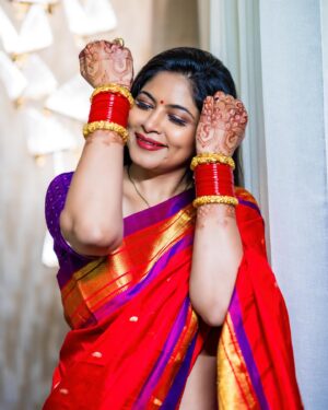 Shweta Shinde Instagram - Wearing paithani for karwachauth celebrations
Blending cultures❤️

PC : @thephotowala