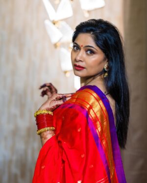 Shweta Shinde Instagram - Wearing paithani for karwachauth celebrations
Blending cultures❤️

PC : @thephotowala