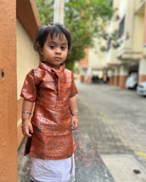 Shwetha Bandekar Instagram - “Let’s celebrate this Pongal with hearts full of gratitude and joy.”
Dress @mugil.fashions 
Shot by @alexbrotus 
#shwethabandekar #sb #reelsinstagram #reelitfeelit #comedy #contentcreator #husbandandwife #twinmom #crazyme #momlife #kstwins #cutebaby #kridhankrishna #sarvashri #happyus #pongal #celebration #festivevibes #festivewear #pongalspecial #pongal2025 
#Pongalopongal #mugilfashions