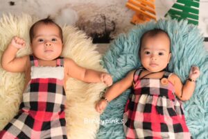 Shwetha Bandekar Instagram - My laddus wishing you a Happy Christmas to all 🌲🌲☃️☃️
#shwethabandekar #sb #merrychristmas #twinbaby #doublehappiness #celebration #festive #twinning