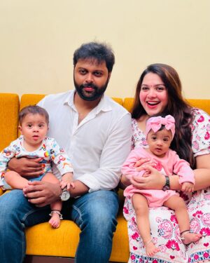 Shwetha Bandekar Instagram - அனைவருக்கும் இனிய தமிழ் புத்தாண்டு நல்வாழ்த்துக்கள் - அன்புடன் மால்மருகா , ஸ்வேதா , கிரிதன் கிருஷ்ணா , சர்வஶ்ரீ ❤️❤️❤️❤️🙏🏻🙏🏻🙏🏻

#shwethabandekar #sb #malmaruga #kstwins #familygoals #couplelove #newyear #newstart #celebration #festive #love #happiness #twinmom #twindad #instagood #instalike #instafashion