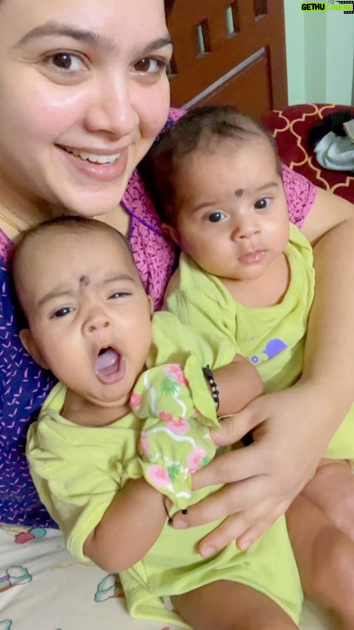 Shwetha Bandekar - 273.8K Likes - Quick one with my kutties Kridhan and Sarvashri
Trending song
#shwethabandekar #sb #reelitfeelit #unnakuthaan #trendingreels #chittha #kridhankrishna #sarvashri #twinboyandgirl #twinmom #newmom #babies #babiesofinstagram