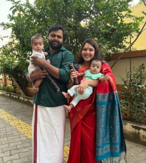 Shwetha Bandekar Instagram - இனிய பொங்கல் நல்வாழ்த்துக்கள்❤️❤️🎉🎉🎉🎉
அன்புடன் மால்மருகா,ஸ்வப்னா ,கிரிதன் கிருஷ்ணா ,சர்வஶ்ரீ ❤️❤️❤️❤️
First Pongal celebration with babies 👶 👶
#shwethabandekar #sb #pongal #kstwins #malandswapna #malmaruga #celebration #festiveseason #love #family #instagood #pongalcelebration #happiness #goodvibes #positivity