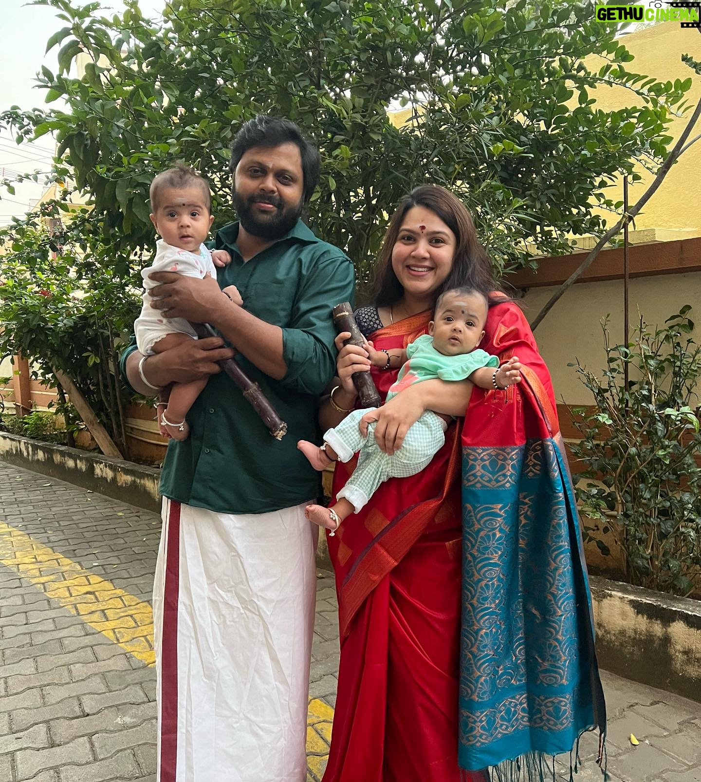 Shwetha Bandekar - 21.1K Likes - இனிய பொங்கல் நல்வாழ்த்துக்கள்❤️❤️🎉🎉🎉🎉
அன்புடன் மால்மருகா,ஸ்வப்னா ,கிரிதன் கிருஷ்ணா ,சர்வஶ்ரீ ❤️❤️❤️❤️
First Pongal celebration with babies 👶 👶
#shwethabandekar #sb #pongal #kstwins #malandswapna #malmaruga #celebration #festiveseason #love #family #instagood #pongalcelebration #happiness #goodvibes #positivity