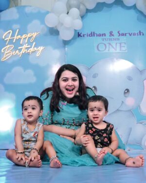 Shwetha Bandekar Instagram - ❤️❤️❤️❤️
.
Decor @best_event_entertainments 
Photography @jaihindh_photography 
Family combo dresses from @frontiers_fashion_lounge 
Organised and managed by @sparkling_starz_events & @rajesh_chandrasekaran__ 

#shwethabandekar #sb #kstwins #birthdaycelebration #twinbirthday #happyus #positivevibes #love #twinmom #happybirthday #twins #firstyearbirthday #celebration #twindad #instalove #instafashion #bluetheme