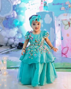 Shwetha Bandekar Instagram - ❤️❤️❤️❤️
.
Decor @best_event_entertainments 
Photography @jaihindh_photography 
Family combo dresses from @frontiers_fashion_lounge 
Organised and managed by @sparkling_starz_events & @rajesh_chandrasekaran__ 

#shwethabandekar #sb #kstwins #birthdaycelebration #twinbirthday #happyus #positivevibes #love #twinmom #happybirthday #twins #firstyearbirthday #celebration #twindad #instalove #instafashion #bluetheme