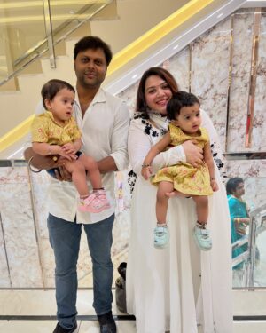Shwetha Bandekar Instagram - It’s my birthday… 🎁 🎁🎁
Thanku all for ur lovely wishes 🥰🥰🥰
#shwethabandekar #birthdaypost #comedy #contentcreator #husbandandwife #twinmom #crazyme #momlife #kstwins #cutebaby #kridhankrishna #sarvashri #happyus #birthday #celebration