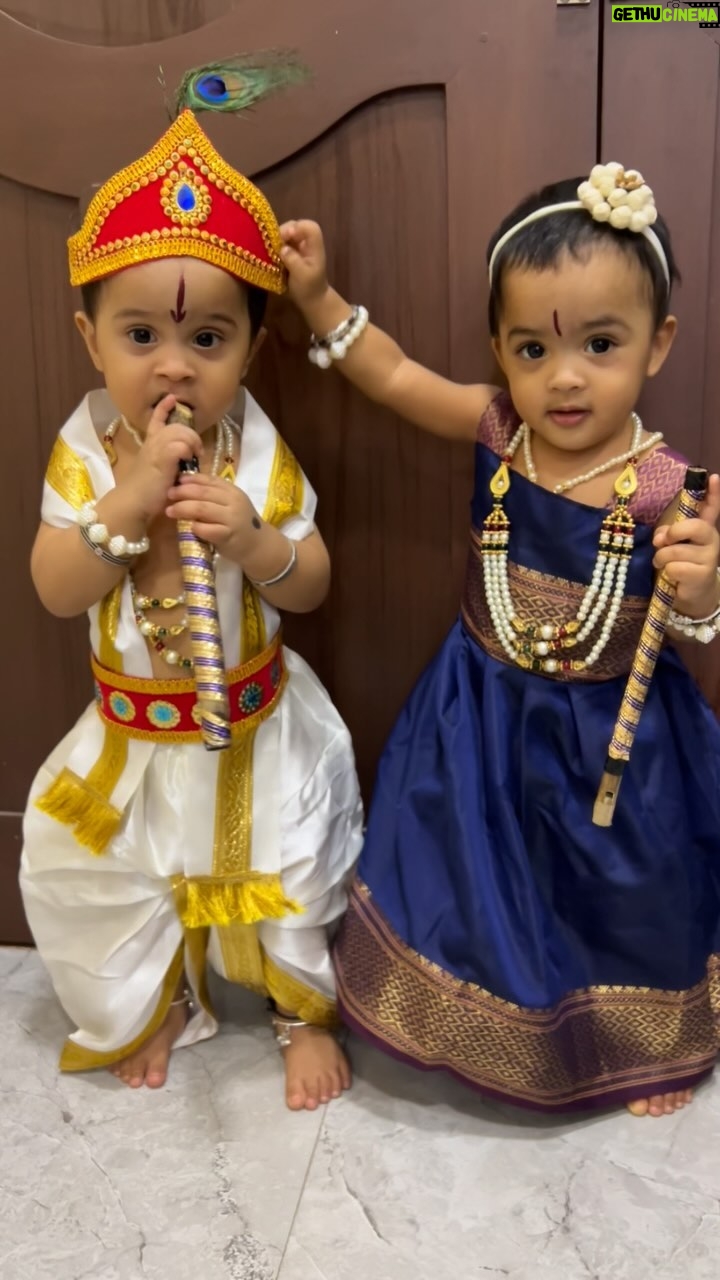 Shwetha Bandekar - 49K Likes - Enga veetu Radhe Krishna Ready 😍😍
First year Krishna Jayanthi celebration with @kstwins
Look eppidi iruku comment pannunga… Love from @kstwins ❤️❤️❤️❤️
#shwethabandekar #sb #kstwins #krishnajanmashtami #celebration #love #malmaruga #kridhankrishna #sarvashri #happiness #twinmom #twinbabies #positivity #positivevibes