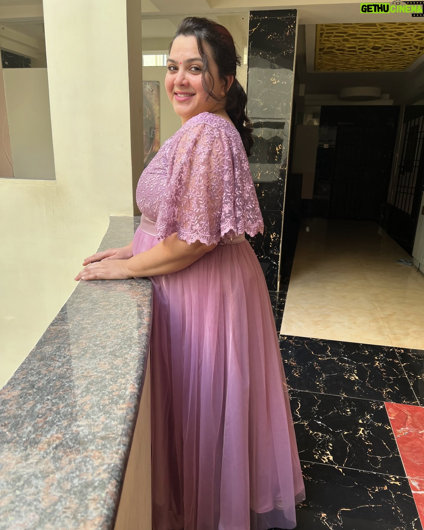 Shwetha Bandekar - 6.1K Likes - Function time with family 🌸🌸🌸🌸
Beautiful dresses from @riyana_cut_n_sew_studio
#shwethabandekar #sb #kstwins #malmaruga #family #functionmode #celebration #happyus #love #positivity #happiness