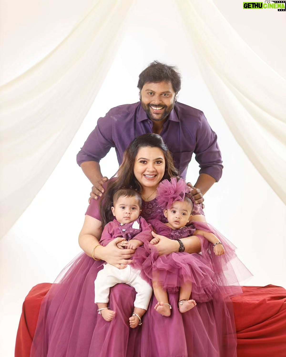 Shwetha Bandekar - 8.3K Likes - Celebrating my first Mothers day with my laddus.. Happy Twin Mom ❤️❤️❤️❤️
Happy Mother's Day to all the lovely mother's out there 😘😘😘😘
Muah @kayal_oviyam
Click @ababycompanyindia
Location @ababycompanyindia
Costume @aknayfashion
.
#shwethabandekar #twinmom #malmaruga #kstwins #mothersday #family #happyus #cutefamily