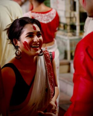 Shyamoupti Mudly Instagram - Subho bijaya🙏🏻♥️🖤

Captured by one & only @writroy da🥰

#shyamoupti#life#love#puja#positive#mode#happy#stayhappy#time#space#staystrong#stayhealthy