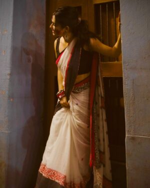 Shyamoupti Mudly Instagram - Subho bijaya🙏🏻♥️🖤

Captured by one & only @writroy da🥰

#shyamoupti#life#love#puja#positive#mode#happy#stayhappy#time#space#staystrong#stayhealthy