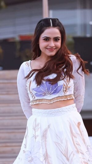 Simi Chahal Instagram - ♥️ jeha ni laundi kudi 👳🏻‍♂️ ton bina 🙈🥰

@jordansandhu 🚀 

:

Dress : @scarlet_by_shrutijamaal

VC : @itskrajofficial