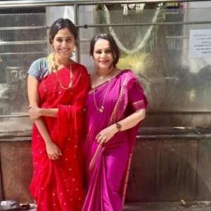 Siri Ravikumar Instagram - A quick short trip to Mantralayam. Was so lovely meeting you here @iam.anjali_official ma'am ♥️