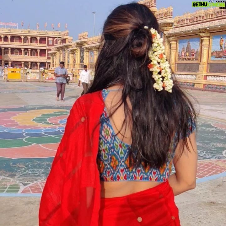 Siri Ravikumar - 4K Likes - A quick short trip to Mantralayam. Was so lovely meeting you here @iam.anjali_official ma'am ♥️