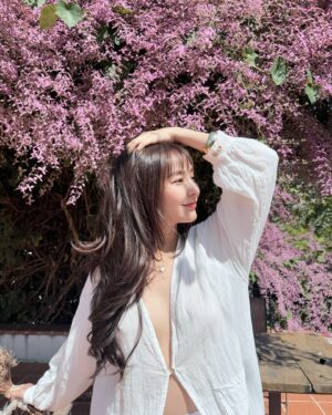 Sirin Preedeeyanon Instagram - ”ดอกไม้ก็สวย แต่เบบี๋สวยกว่า“😳💖🌸💐