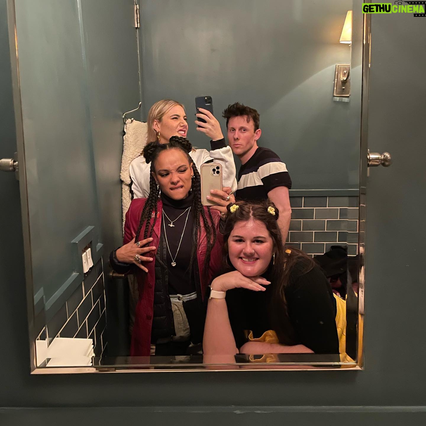 Sisi Stringer - 3 Likes - Sisi and Keeley colonise America (mirror selfies only)