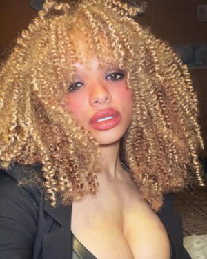 Sisi Stringer Instagram - staycation 🌷🌸🌺
happy birthday fwens 🥳 

blonde yes or no
eyebrows yes or no
roast me below 🙏🏽