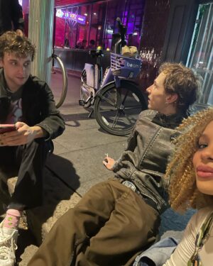 Sisi Stringer Instagram - staycation 🌷🌸🌺
happy birthday fwens 🥳 

blonde yes or no
eyebrows yes or no
roast me below 🙏🏽