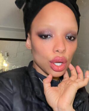 Sisi Stringer Instagram - staycation 🌷🌸🌺
happy birthday fwens 🥳 

blonde yes or no
eyebrows yes or no
roast me below 🙏🏽