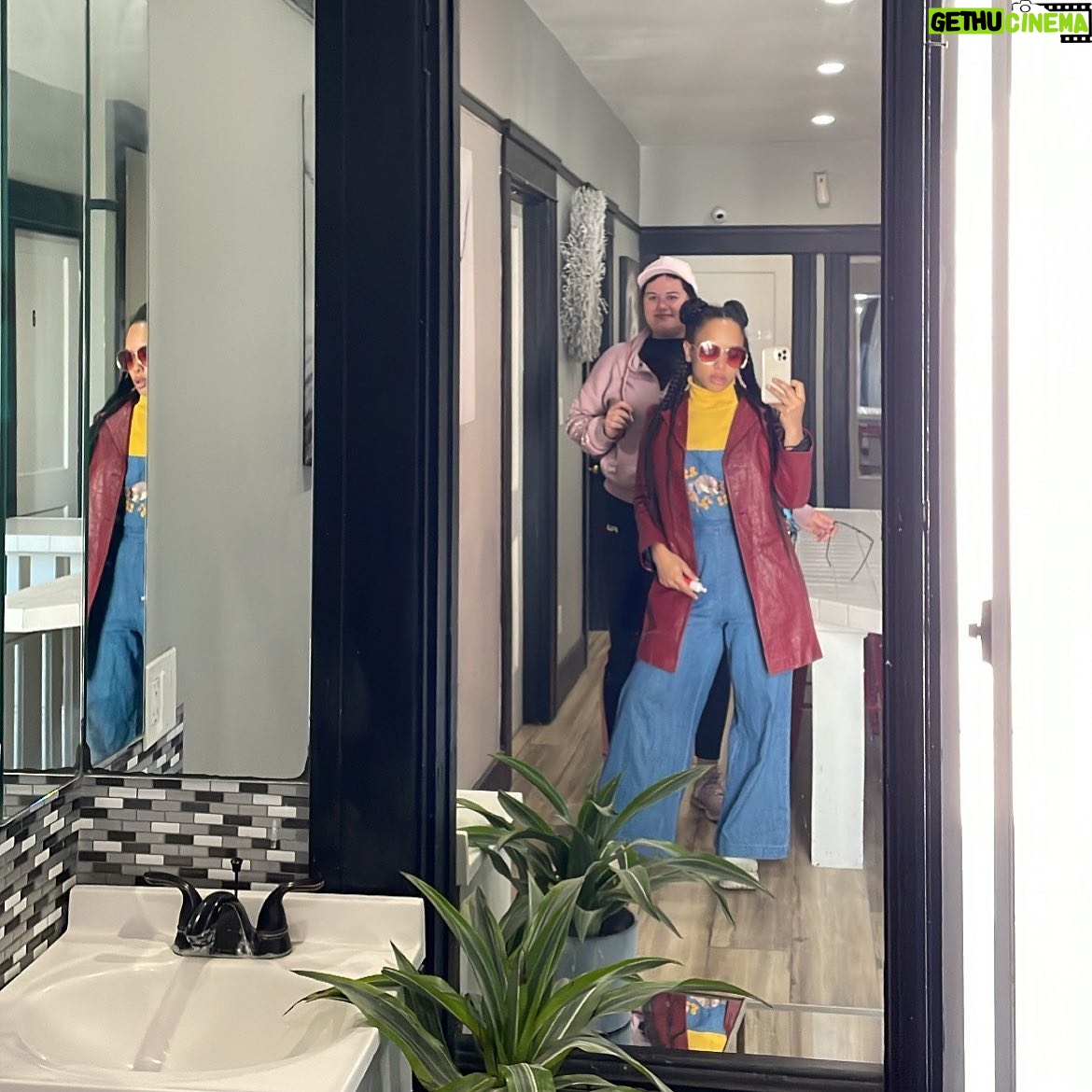 Sisi Stringer - 3 Likes - Sisi and Keeley colonise America (mirror selfies only)