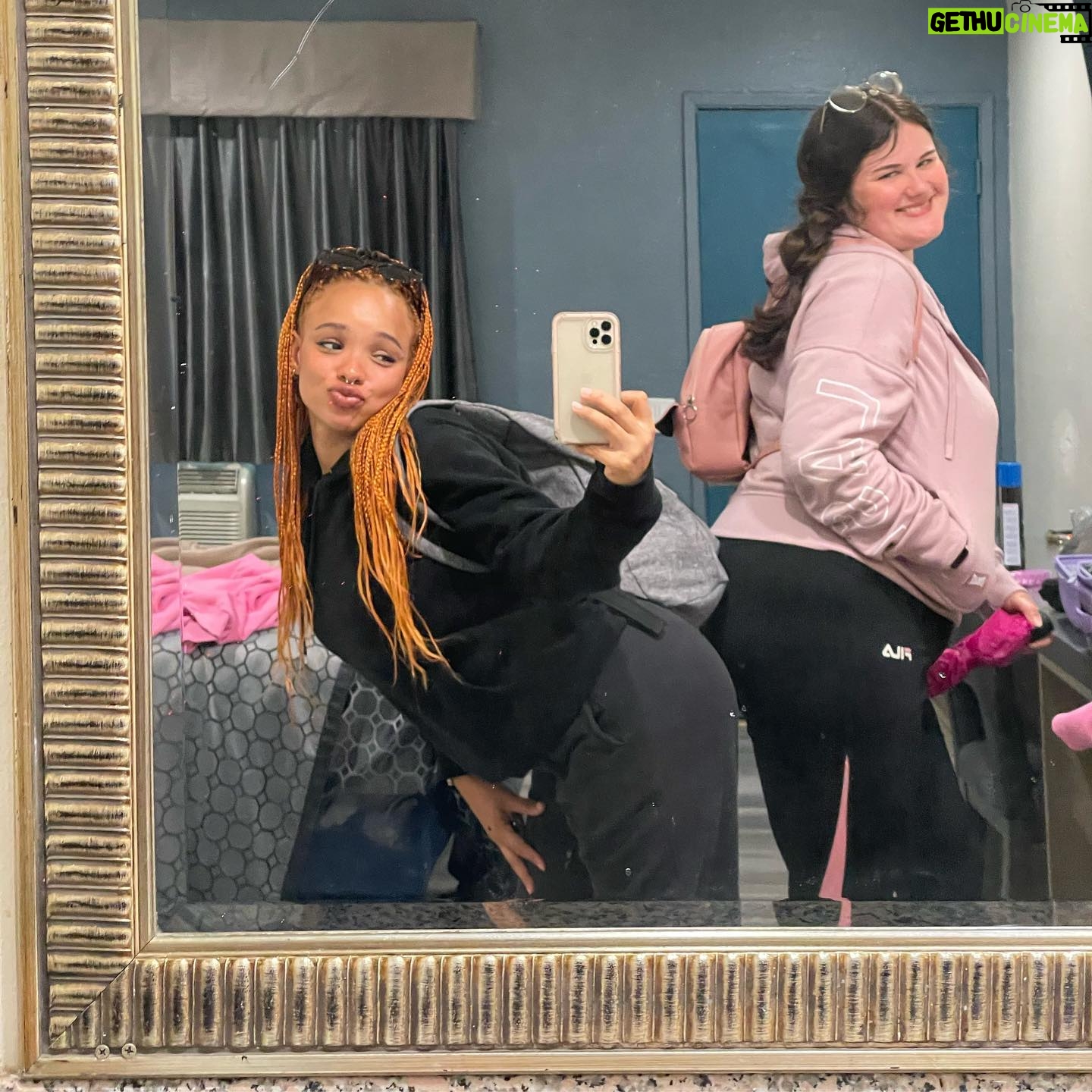 Sisi Stringer - 3 Likes - Sisi and Keeley colonise America (mirror selfies only)