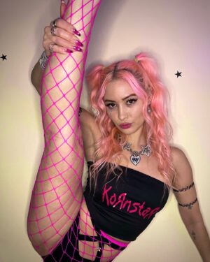 Skylar Roberge Instagram - The 10 years of ballet doesn’t help with my music, but it’s paying off in dem photos lol 💖👯‍♀️🩰
*Side note: Somewhere in the multiverse, Kornstar is my DJ name🤘🌌

#dancerpose #korn #blackpink #flexibility #legday #metalgirl #flexible #tilttuesday