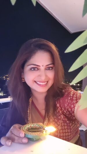 Smita Shewale Instagram - Happy Diwali 🪔 
#smitashewale #happiness #gratitudeattitude #kabirsmom #स्मिताशेवाळे #instagramreels #graceful #diwali #festival