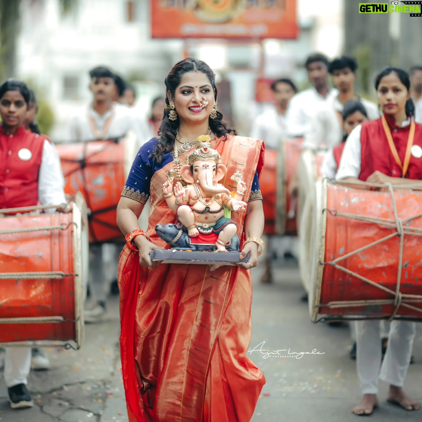 Smita Shewale - 2.3K Likes - आस लागली तुझ्या दर्शनाची
तुला डोळे भरून पाहण्याची
कधी उजाडेल ती सोनेरी पहाट
गणराया तुझ्या आगमनाची…
सर्व गणेश भक्तानां
गणेश चतुर्थीच्या मंगलमय शुभेच्छा..!!
In Frame :
@smitashewaleofficial
Makeup Artist :
@shreesiddhi_makeupartist_pune
photography :
@ajit_ingale_photography
Paithani Sadi :
@shreesaraswatisarees3
Jewellery :
@jewel_up_by_siddhi
Blouse :
@saaj_designing
Dhol Tasha Pathak :
@nadgarjanapratishthan_official