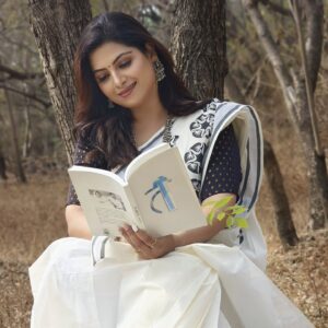 Smita Shewale Instagram - Your beautiful smile has the power to light up the world.

Mua - @sanjanayadav_makeover_studio

Actress - @smitashewaleofficial

Photo - @portraeiture 
Assistant - @vaishnavi_makeover @nanaware5782 @sp_makeup_artist2212 
Outfit - @shatikaa_origination 

#sanjanayadav0607 #makeupartist #actress s #photography #celebritymakeupartist #bridalmakeupartist 
#sareedraping #sareelover #wedding