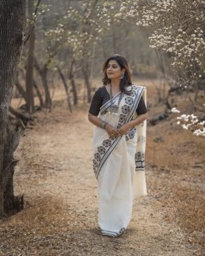 Smita Shewale Instagram - "Perfect makeup. Perfect mood. Perfect actress. Perfect day"

Mua - @sanjanayadav_makeover_studio

Actress - @smitashewaleofficial 

Photo - @portraeiture 

Assistant - @vishiii_13_22  @nanaware5782 @sp_makeup_artist2212 
Outfit - @shatikaa_origination 

#sanjanayadav0607 #makeupartist #actress s #photography #celebritymakeupartist #bridalmakeupartist 
#sareedraping #sareelover #wedding