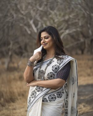Smita Shewale Instagram - "Perfect makeup. Perfect mood. Perfect actress. Perfect day"

Mua - @sanjanayadav_makeover_studio

Actress - @smitashewaleofficial 

Photo - @portraeiture 

Assistant - @vishiii_13_22  @nanaware5782 @sp_makeup_artist2212 
Outfit - @shatikaa_origination 

#sanjanayadav0607 #makeupartist #actress s #photography #celebritymakeupartist #bridalmakeupartist 
#sareedraping #sareelover #wedding