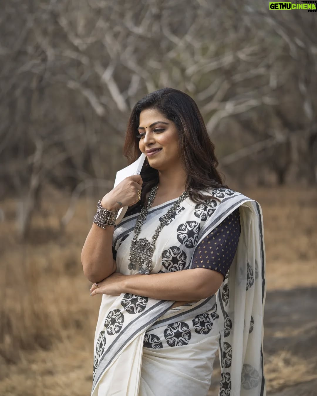 Smita Shewale - 3.7K Likes - "Perfect makeup. Perfect mood. Perfect actress. Perfect day"
Mua - @sanjanayadav_makeover_studio
Actress - @smitashewaleofficial
Photo - @portraeiture
Assistant - @vishiii_13_22 @nanaware5782 @sp_makeup_artist2212
Outfit - @shatikaa_origination
#sanjanayadav0607 #makeupartist #actress s #photography #celebritymakeupartist #bridalmakeupartist
#sareedraping #sareelover #wedding
