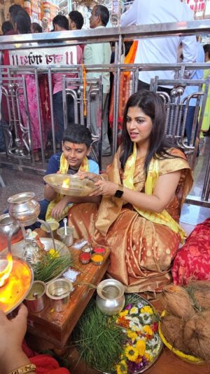 Smita Shewale Instagram - 'कबीर ची आई' ही ओळखच मला इतकी आवडते. जगात येऊन काहीतरी भारी गोष्ट झाली आहे असं कायम वाटतं..माहित नाही का.. मला लहान बाळं खूपच आवडायची म्हणूनच आई होण्यासाठी मी आतुर होतेच पण ही बाळ जेव्हा मोठी होतात तेव्हा आई सुद्धा मोठी होत जाते. अनुभवी होत जाते. माझ्यातली ही अनुभवी आई मला आवडायला लागली. मलाच मी आवडू लागली आहे.. सेल्फ लव काय म्हणतात ना ते हेच असावं... आणि असं स्वतःवर प्रेम करायला माझ्या कबीर ने मला शिकवलं... आज त्याचा वाढदिवस... त्याला जगातल सगळं सुख मिळो म्हणून कायम देवापाशी प्रार्थना करणारी तुझी आई सदैव तुझ्या चढत्या उतरत्या काळात बरोबर असेल.. हसरी आई.. देवाचे खूप खूप आभार..☺️🤗#smitashewale #kabirsmom #gratitudeattitude #explorepage