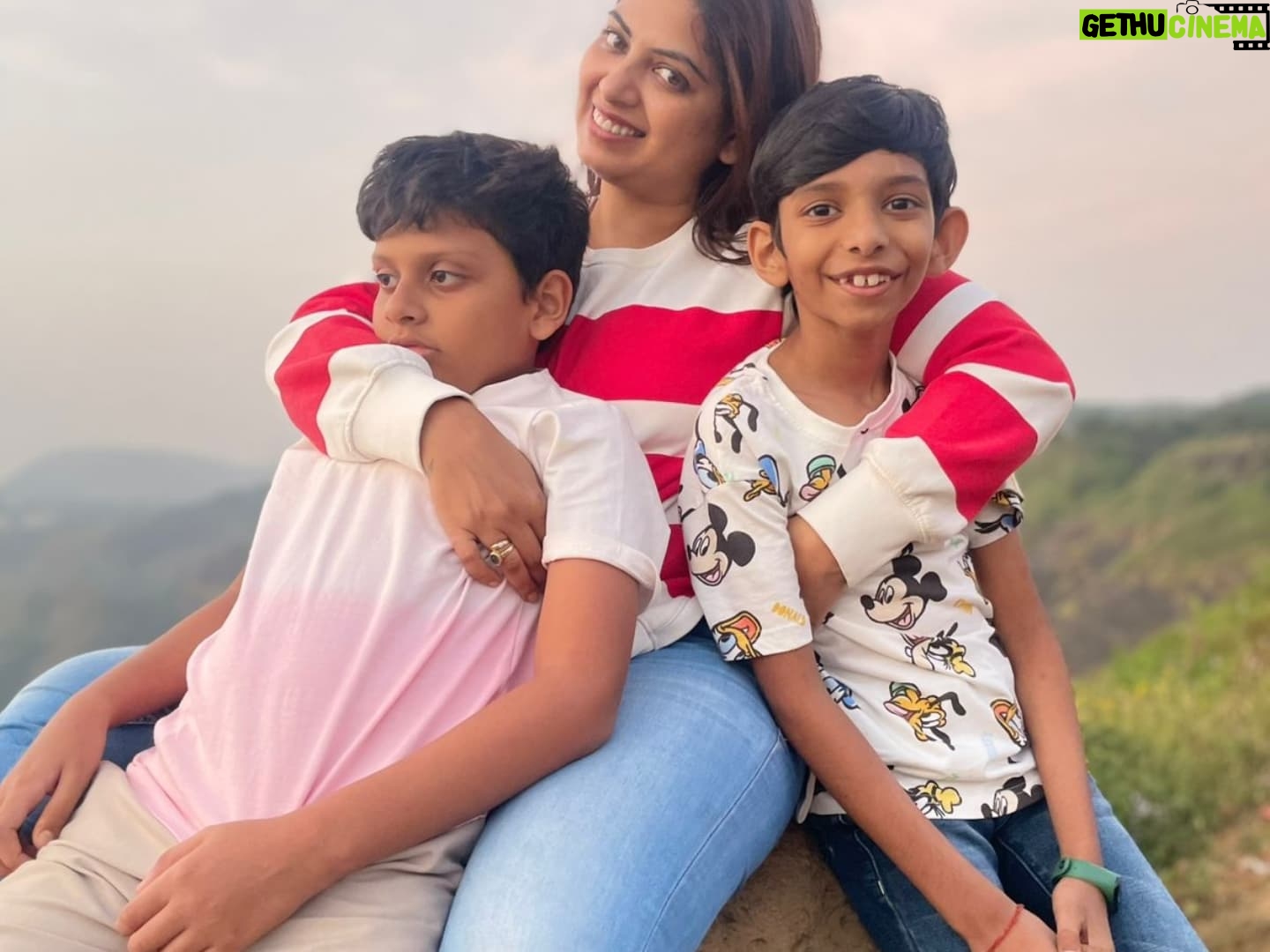 Smita Shewale - 2.1K Likes - एकच आयुष्य आणि खूप साऱ्या आकांक्षा. या एकाच आयुष्यात आपल्याला खूsssssप जगायचं असतं. कुठल्या गोष्टींना प्राधान्य द्यायचं यासाठी मनाचा सतत झगडा सुरू असतो. पण कधीतरी स्वतःला पॉज करून एकेच ठिकाणी सगळं एकवटावं असा क्षण आपणच शोधायचा असतो. अजिबात कुठल्याही प्रकारची अपराधी भावना न आणता. थांबणं हे गरजेचं असत. पुढे भरधाव वेग पकडण्यासाठी... तोच हा क्षण..