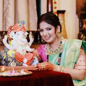 Smita Shewale Instagram - गणेश चतुर्थीचा दिवस आहे खास,  घरात आहे लंबोदराचा निवास, दहा दिवस आहे आनंदाची आरास 🙏🙏🙏
 गणपती बाप्पा मोरया...

-@nakshi.anjali Makeup - @poojakaramunge_makeupartist 
Hairstyles - @snehaldike_hairstylist 
Jewellery -@classic_art88 
Saree -@satyanarayanclothstore 
Photography -@rohit_gurav_photography_films 
Location -@gaikwad_wada_ 
Baluse -@nakshi.anjali

#ganeshchaturthi #ganpatifestival #bappa #festival #maharashtra #smitashewale #youtuber #Influencer
