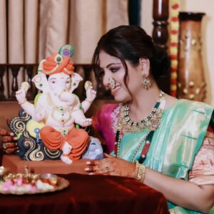 Smita Shewale Instagram - गणेश चतुर्थीचा दिवस आहे खास,  घरात आहे लंबोदराचा निवास, दहा दिवस आहे आनंदाची आरास 🙏🙏🙏
 गणपती बाप्पा मोरया...

-@nakshi.anjali Makeup - @poojakaramunge_makeupartist 
Hairstyles - @snehaldike_hairstylist 
Jewellery -@classic_art88 
Saree -@satyanarayanclothstore 
Photography -@rohit_gurav_photography_films 
Location -@gaikwad_wada_ 
Baluse -@nakshi.anjali

#ganeshchaturthi #ganpatifestival #bappa #festival #maharashtra #smitashewale #youtuber #Influencer