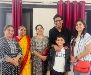 Smita Shewale Instagram - या रविवारी मी माझ्या मित्राचं नाटक ' वऱ्हाड निघालय लंडनला 'फॅमिली बरोबर बघायला गेले होते.या नाटकासाठी लक्ष्मण देशपांडे यांचे गिनेस बुक ऑफ वर्ल्ड रेकॉर्ड्‌स मध्ये नाव आहे. हा बहुमान त्यांनी लिहिलेल्या आणि दिग्दर्शित केलेल्या ह्या एकपात्री नाटकासाठी मिळाला होता. म्हणजे काय ताकदीचं हे एकपात्री नाटक आहे आणि ते तेवढ्या ताकदीने पेलवणारा नट अपेक्षित होता.मला अतिशय अभिमान वाटतो की संदीप पाठक यांने ही ५२पात्रांची भूमिका इतकी चपखलपणे पेलावली आहे. छोट्या मुलांपासून वृद्ध ,तरुण सर्वांना खिळउन ठेवणारी ही कलाकृती केवळ आणि केवळ या माझ्या मित्रामुळे साध्य होते. अजूनही जर का या कलाकृतीचा आस्वाद तुम्ही घेतला नसेल तर नक्की प्रयोगाला जा.