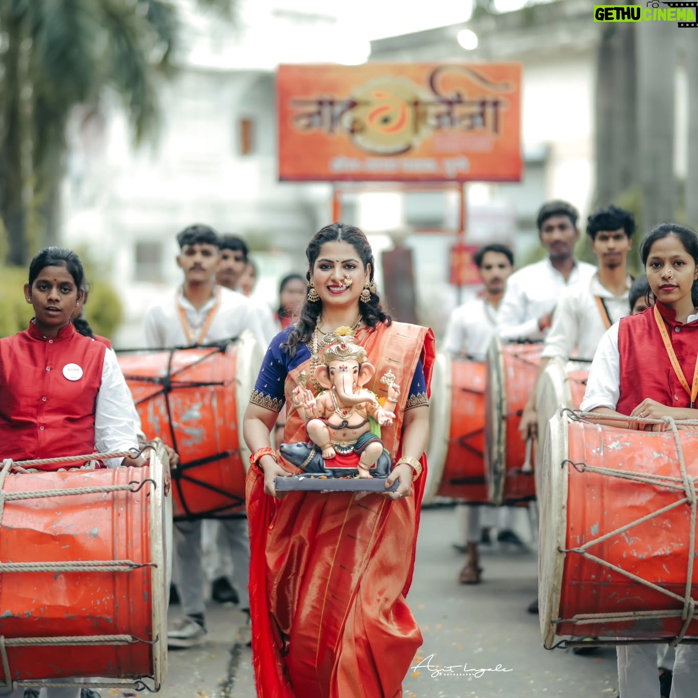 Smita Shewale - 2.3K Likes - आस लागली तुझ्या दर्शनाची
तुला डोळे भरून पाहण्याची
कधी उजाडेल ती सोनेरी पहाट
गणराया तुझ्या आगमनाची…
सर्व गणेश भक्तानां
गणेश चतुर्थीच्या मंगलमय शुभेच्छा..!!
In Frame :
@smitashewaleofficial
Makeup Artist :
@shreesiddhi_makeupartist_pune
photography :
@ajit_ingale_photography
Paithani Sadi :
@shreesaraswatisarees3
Jewellery :
@jewel_up_by_siddhi
Blouse :
@saaj_designing
Dhol Tasha Pathak :
@nadgarjanapratishthan_official