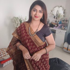 Smita Shewale Instagram - Every saree tells a story.. can you read mine?
 #sareedraping #sareelover #gratitudeattitude #happiness #trending #smitashewale #marathimovie #marathimotivational #maharashrian #marathiindustry #marathimulagi💕_🙏_🔥_🚩🙌✌️💪💯